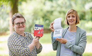 Liebevolle Handarbeit: Stadtarchivarin Christel Droste (li.) hat die Geschichten zum Stadtjubiläum 2025 recherchiert und niedergeschrieben, Designerin Merle Papenfuß hat den Tageskalender gestalterisch umgesetzt. Foto: Oliver Krato / Stadt Lübbecke - Oliver Krato Liebevolle Handarbeit: Stadtarchivarin Christel Droste (li.) hat die Geschichten zum Stadtjubiläum 2025 recherchiert und niedergeschrieben, Designerin Merle Papenfuß hat den Tageskalender gestalterisch umgesetzt. Foto: Oliver Krato / Stadt Lübbecke - Oliver Krato