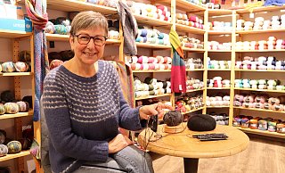 Martina Knaps von der "Sockenmanufaktur" ist Expertin in Sachen Stricken und Häkeln. Hier arbeitet sie gerade an Handstulpen mit Paillettengarn. - Shannon-Lee Bendig Martina Knaps von der "Sockenmanufaktur" ist Expertin in Sachen Stricken und Häkeln. Hier arbeitet sie gerade an Handstulpen mit Paillettengarn. - Shannon-Lee Bendig