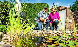Meinhard und Inge Rethmeier haben einen lauschigen Lieblingsplatz am Teich. - Barbara Franke Meinhard und Inge Rethmeier haben einen lauschigen Lieblingsplatz am Teich. - Barbara Franke