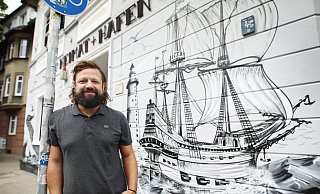 Neben der Party des Stereos in Berlin sorgt eine Feier an der Spree bei Arminia-Fans für Vorfreude: Walent Cerkes bringt seine Kiezkneipe Heimat+Hafen am 23. Mai nach Berlin. - Sarah Jonek Neben der Party des Stereos in Berlin sorgt eine Feier an der Spree bei Arminia-Fans für Vorfreude: Walent Cerkes bringt seine Kiezkneipe Heimat+Hafen am 23. Mai nach Berlin. - Sarah Jonek