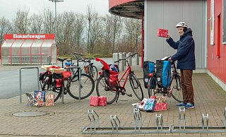 Auch Weihnachtsgeschenke können mit dem Rad gekauft werden. - © Gernot Liebau 2020 Auch Weihnachtsgeschenke können mit dem Rad gekauft werden. - © Gernot Liebau 2020