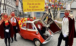Die Isetta seines Kaunitzer Schwagers steuert Eintracht-Vorsitzender Peter Josephs. Während Beifahrer Lars Rodewald das Motto Schild festhält flankieren Prinz Christian I. (Hartmann, r.) und das Kranzkönigspaar Mareike und Carsten Strunz das Auto. - Jens Reddeker Die Isetta seines Kaunitzer Schwagers steuert Eintracht-Vorsitzender Peter Josephs. Während Beifahrer Lars Rodewald das Motto Schild festhält flankieren Prinz Christian I. (Hartmann, r.) und das Kranzkönigspaar Mareike und Carsten Strunz das Auto. - Jens Reddeker