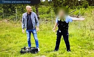 Die Staatsanwaltschaft Bielefeld ermittelt gegen einen Polizisten der Kreispolizeibehörde Gütersloh im Zusammenhang mit dem Einsatz am 7. Juli 2020 vor dem Grundstück von Clemens Tönnies wegen Nötigung. Dabei steht die Abnahme der Kamera eines Journalisten im Fokus. - Screenshot/Sat.1 Die Staatsanwaltschaft Bielefeld ermittelt gegen einen Polizisten der Kreispolizeibehörde Gütersloh im Zusammenhang mit dem Einsatz am 7. Juli 2020 vor dem Grundstück von Clemens Tönnies wegen Nötigung. Dabei steht die Abnahme der Kamera eines Journalisten im Fokus. - Screenshot/Sat.1