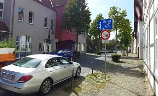 Im Bereich des Ortskerns von Schloß Neuhaus ist die Straße verkehrsberuhigt, die Zählungen zufolge immer noch von rund 1.200 Autos täglich passiert wird. - Hans-Hermann Igges Im Bereich des Ortskerns von Schloß Neuhaus ist die Straße verkehrsberuhigt, die Zählungen zufolge immer noch von rund 1.200 Autos täglich passiert wird. - Hans-Hermann Igges