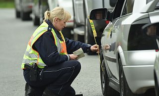 Carfreitag 2017: An der Kontrollstelle der Polizei auf der L776 nahe des Flughafens vermisst eine Polizistin ein tiefergelegtes Fahrzeug. - Marc Köppelmann Carfreitag 2017: An der Kontrollstelle der Polizei auf der L776 nahe des Flughafens vermisst eine Polizistin ein tiefergelegtes Fahrzeug. - Marc Köppelmann