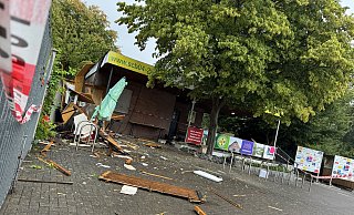Der hölzerne Grill-Stand auf dem Gelände des Sportplatzes Sudbrack wurde bei der Explosion komplett zerstört. - Paul Brinkmann Der hölzerne Grill-Stand auf dem Gelände des Sportplatzes Sudbrack wurde bei der Explosion komplett zerstört. - Paul Brinkmann