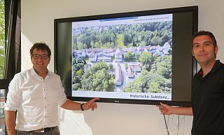 Die Architekten Peter Bee (l.) und André Reckeweg von Plan Bee Architekten aus Schloß Neuhaus sehen in dem alten Klinikgebäude reichlich Potenzial. - Klaus Karenfeld Die Architekten Peter Bee (l.) und André Reckeweg von Plan Bee Architekten aus Schloß Neuhaus sehen in dem alten Klinikgebäude reichlich Potenzial. - Klaus Karenfeld