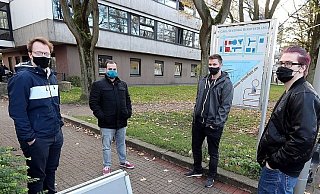 So wie auf diesem nachgestellten Bild standen die Schüler auf dem Schulgelände vor Unterrichtsbeginn, bevor sie vom Ordnungsamt verwarnt wurden. - Wolfgang Rudolf So wie auf diesem nachgestellten Bild standen die Schüler auf dem Schulgelände vor Unterrichtsbeginn, bevor sie vom Ordnungsamt verwarnt wurden. - Wolfgang Rudolf