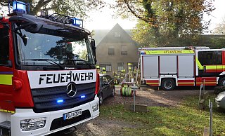 Einige der Löschfahrzeuge waren auf der Straße zum Delbrücker Tierpark Nadermann platziert. - Feuerwehr Einige der Löschfahrzeuge waren auf der Straße zum Delbrücker Tierpark Nadermann platziert. - Feuerwehr