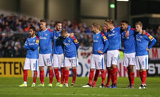 Betretene Mienen: Holstein Kiel ist aus dem DFB-Pokal ausgeschieden. Arminia Bielefeld ist der nächste Gegner des KSV und hat ihn in Verl analysiert. - picture alliance Betretene Mienen: Holstein Kiel ist aus dem DFB-Pokal ausgeschieden. Arminia Bielefeld ist der nächste Gegner des KSV und hat ihn in Verl analysiert. - picture alliance
