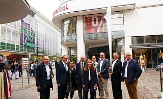 Auf Stadtrundgang: (v.l.) Christoph Rüther, Michael Dreier, Regine Tönsing, Ferdinand Klingenthal, Petra Pigerl Radtke, Heiko Appelbaum, Uwe Seibel, Jürgen Behlke und Johannes Beverungen. - IHK Auf Stadtrundgang: (v.l.) Christoph Rüther, Michael Dreier, Regine Tönsing, Ferdinand Klingenthal, Petra Pigerl Radtke, Heiko Appelbaum, Uwe Seibel, Jürgen Behlke und Johannes Beverungen. - IHK