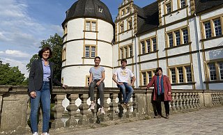 Susanne Meiche (Heimatverein, v. l.), Judith Brink (Freilichtbühne), Julian Klenner (Regisseur Freilichtbühne) und Karla Krieger (Stadt Paderborn) freuen sich gemeinsam auf das Projekt "Schlossdetektive". - Stadt Paderborn Susanne Meiche (Heimatverein, v. l.), Judith Brink (Freilichtbühne), Julian Klenner (Regisseur Freilichtbühne) und Karla Krieger (Stadt Paderborn) freuen sich gemeinsam auf das Projekt "Schlossdetektive". - Stadt Paderborn