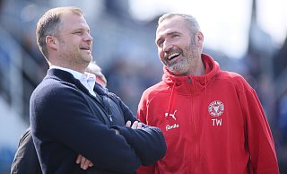 Fabian Wohlgemuth (l.) und Tim Walter hatten in ihrer gemeinsamen Zeit in Kiel reichlich Grund zur Freude. Die völlig neuformierte Kieler Mannschaft spielte 2018/19 lange um den Aufstieg mit. - picture alliance Fabian Wohlgemuth (l.) und Tim Walter hatten in ihrer gemeinsamen Zeit in Kiel reichlich Grund zur Freude. Die völlig neuformierte Kieler Mannschaft spielte 2018/19 lange um den Aufstieg mit. - picture alliance