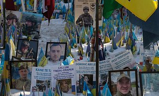Zehntausende ukrainische Verteidiger sind im Kampf gegen den russischen Angriffskrieg bisher gefallen. - Efrem Lukatsky/AP/dpa Zehntausende ukrainische Verteidiger sind im Kampf gegen den russischen Angriffskrieg bisher gefallen. - Efrem Lukatsky/AP/dpa