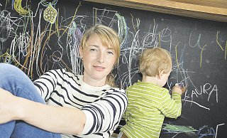 Maltalent: Jennifer Sieweke mit ihrem fast zwei Jahre alten Sohn Oskar, der seine Kreativität unter anderem auf einer großen Tafel ausleben kann. Die 37-jährige Grafik-Designerin schafft es, Beruf und Kindererziehung miteinander zu vereinen. - Karin Prignitz Maltalent: Jennifer Sieweke mit ihrem fast zwei Jahre alten Sohn Oskar, der seine Kreativität unter anderem auf einer großen Tafel ausleben kann. Die 37-jährige Grafik-Designerin schafft es, Beruf und Kindererziehung miteinander zu vereinen. - Karin Prignitz