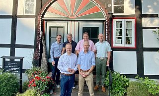 Fünf der sechs Bürgermeister im Lübbecker Land haben sich zur Frage einer erneuten Kandidatur im nächsten Jahr geäußert. Nur der Lübbecker Verwaltungs-Chef Frank Haberbosch (vorne rechts) noch nicht. - Gemeinde Stemwede Fünf der sechs Bürgermeister im Lübbecker Land haben sich zur Frage einer erneuten Kandidatur im nächsten Jahr geäußert. Nur der Lübbecker Verwaltungs-Chef Frank Haberbosch (vorne rechts) noch nicht. - Gemeinde Stemwede