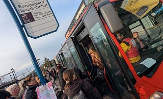 Voll ist es an der Ersatzhaltestelle. Ein Mitarbeiter der Deutschen Bahn sagt den Fahrgästen an, wohin der Bus fahren wird. In diesem Fall über Herford nach Löhne. - Susanne Blersch Voll ist es an der Ersatzhaltestelle. Ein Mitarbeiter der Deutschen Bahn sagt den Fahrgästen an, wohin der Bus fahren wird. In diesem Fall über Herford nach Löhne. - Susanne Blersch