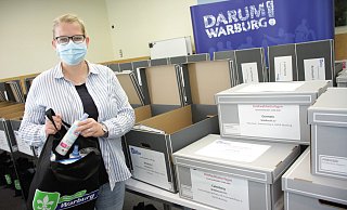 Alina Blömeke hat Hygienebeutel für die 24 Warburger Wahllokale gefüllt. - Dieter Scholz Alina Blömeke hat Hygienebeutel für die 24 Warburger Wahllokale gefüllt. - Dieter Scholz