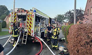 Viele Schläuche führen aus dem Feuerwehrauto in Rahden. - Feuerwehr Rahden Viele Schläuche führen aus dem Feuerwehrauto in Rahden. - Feuerwehr Rahden