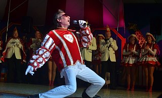 Prinz Jörn Lange verdingt sich zum Gefallen der Anwesenden als Elvis-Presley-Imitator. - Dietmar Gröbing Prinz Jörn Lange verdingt sich zum Gefallen der Anwesenden als Elvis-Presley-Imitator. - Dietmar Gröbing
