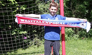 Janis Hartwig präsentiert den Schal zum Westfalenpokalspiel der SG FA Herringhausen/Eickum gegen Arminia Bielefeld. Hier begann die märchenhafte Reise bis ins DFB-Pokalfinale. - Björn Kenter Janis Hartwig präsentiert den Schal zum Westfalenpokalspiel der SG FA Herringhausen/Eickum gegen Arminia Bielefeld. Hier begann die märchenhafte Reise bis ins DFB-Pokalfinale. - Björn Kenter