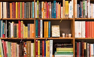 In der Bibliothek gibt es Bücher wie Sand am Meer. Sieben Expertinnen stellen ihre Favoriten für den Sommer vor. - picture alliance / dpa In der Bibliothek gibt es Bücher wie Sand am Meer. Sieben Expertinnen stellen ihre Favoriten für den Sommer vor. - picture alliance / dpa