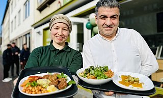Stephanie und Mehmet Dikilitas präsentieren vor ihrem "Café Sesam" in der Kreuzstraße frisch zubereitete Speisen. - Stefan Becker Stephanie und Mehmet Dikilitas präsentieren vor ihrem "Café Sesam" in der Kreuzstraße frisch zubereitete Speisen. - Stefan Becker
