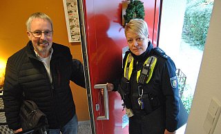 Sind als Berater unterwegs: Uwe Arlitt und Miriam Christ arbeiten im Kommissariat Kriminalprävention. Bei einem Rundgang von rund anderthalb Stunden weisen sie auf die Schwachstellen im Haus hin. - Ludger Osterkamp Sind als Berater unterwegs: Uwe Arlitt und Miriam Christ arbeiten im Kommissariat Kriminalprävention. Bei einem Rundgang von rund anderthalb Stunden weisen sie auf die Schwachstellen im Haus hin. - Ludger Osterkamp