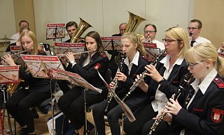 Die Feuerwehr macht auch Musik: Der Musikzug der Feuerwehr Hembsen sorgt für musikalische Unterhaltung. - Burkhard Battran Die Feuerwehr macht auch Musik: Der Musikzug der Feuerwehr Hembsen sorgt für musikalische Unterhaltung. - Burkhard Battran
