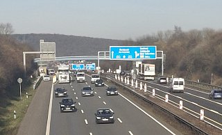 Die wieder eingehängte "Schnapsbrücke" von der Ahmser Straße aus gesehen: Statt in Grün präsentiert sie jetzt in Hellblau. - Katrin Klei Die wieder eingehängte "Schnapsbrücke" von der Ahmser Straße aus gesehen: Statt in Grün präsentiert sie jetzt in Hellblau. - Katrin Klei