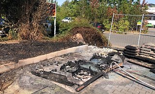 Zwei Dixi-Klos gingen an der Apfelstraße in Flammen auf. - Jürgen Mahncke Zwei Dixi-Klos gingen an der Apfelstraße in Flammen auf. - Jürgen Mahncke