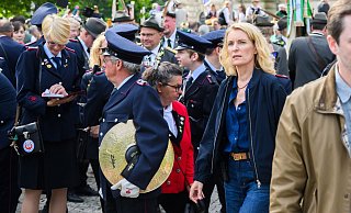 Die Schauspielerin Maria Furtwängler steht bei Dreharbeiten für einen neuen fiktiven „Tatort“ inmitten des realen Schützenausmarsches am Neuen Rathaus. - Julian Stratenschulte/dpa Die Schauspielerin Maria Furtwängler steht bei Dreharbeiten für einen neuen fiktiven „Tatort“ inmitten des realen Schützenausmarsches am Neuen Rathaus. - Julian Stratenschulte/dpa