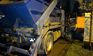 In einer Baustelle an der Meisenstraße hat am späten Samstagabend ein Muldenkipper gebrannt. - Paul Brinkmann In einer Baustelle an der Meisenstraße hat am späten Samstagabend ein Muldenkipper gebrannt. - Paul Brinkmann
