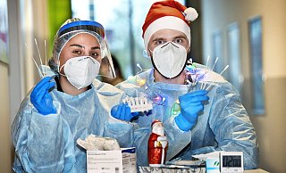 Damit sich die Bielefelder vor und nach den Treffen an Weihnachten und Silvester testen lassen können, arbeiten in den Testzentren viele Mitarbeiter, wie hier die Studenten Betü Kaya (21) und Domenic Marx (28) bei PVM an der Uni, auch an den Feiertagen. - Barbara Franke Damit sich die Bielefelder vor und nach den Treffen an Weihnachten und Silvester testen lassen können, arbeiten in den Testzentren viele Mitarbeiter, wie hier die Studenten Betü Kaya (21) und Domenic Marx (28) bei PVM an der Uni, auch an den Feiertagen. - Barbara Franke