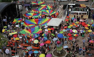 Bunte Regenschirme und Tücher sollen ein buntes und vielseitiges Warburg symbolisieren. - Dieter Scholz Bunte Regenschirme und Tücher sollen ein buntes und vielseitiges Warburg symbolisieren. - Dieter Scholz