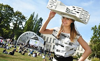 Rabea Heller genießt als Uni Bielefeld die besondere Feststimmung im Bürgerpark. Ihr Auftritt ist sinnbildlich zu verstehen. Am Sonntag kamen 200 Wissenschaftler mit ihren eigens erdachten Aktionen zu den Bielefeldern in die Stadt. - Barbara Franke Rabea Heller genießt als Uni Bielefeld die besondere Feststimmung im Bürgerpark. Ihr Auftritt ist sinnbildlich zu verstehen. Am Sonntag kamen 200 Wissenschaftler mit ihren eigens erdachten Aktionen zu den Bielefeldern in die Stadt. - Barbara Franke