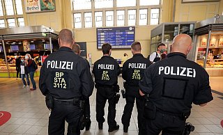 Bundespolizisten am Schauplatz des Einbruchs in der Bahnhofshalle. - Wolfgang Rudolf Bundespolizisten am Schauplatz des Einbruchs in der Bahnhofshalle. - Wolfgang Rudolf