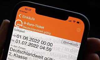 Das 9-Euro-Ticket ist noch nicht beschlossene Sache. - Foto: Marijan Murat/dpa Das 9-Euro-Ticket ist noch nicht beschlossene Sache. - Foto: Marijan Murat/dpa