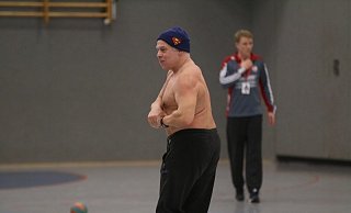 Ernie hat sich in Bielefeld vor Schülern komplett entblößt. - Christian Bendig Ernie hat sich in Bielefeld vor Schülern komplett entblößt. - Christian Bendig
