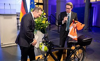 Volker Wissing (FDP, l), Bundesminister für Verkehr und Digitales, nimmt von Andreas Scheuer (CSU), scheidender Bundesminister für Verkehr und digitale Infrastruktur, bei der Amtsübergabe im Bundesministerium für Verkehr und Digitales einen Fahrradhelm und weitere Ausrüstung entgegen. - Foto: Christoph Soeder/dpa Volker Wissing (FDP, l), Bundesminister für Verkehr und Digitales, nimmt von Andreas Scheuer (CSU), scheidender Bundesminister für Verkehr und digitale Infrastruktur, bei der Amtsübergabe im Bundesministerium für Verkehr und Digitales einen Fahrradhelm und weitere Ausrüstung entgegen. - Foto: Christoph Soeder/dpa