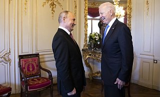 Wladimir Putin (l), Präsident von Russland, und Joe Biden, Präsident der USA, lachen nach ihrer Ankunft zu einem Treffen in der "Villa la Grange". - Foto: Peter Klaunzer/KEYSTONE/dpa Wladimir Putin (l), Präsident von Russland, und Joe Biden, Präsident der USA, lachen nach ihrer Ankunft zu einem Treffen in der "Villa la Grange". - Foto: Peter Klaunzer/KEYSTONE/dpa