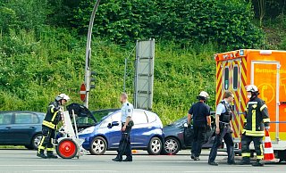 Unfall mit drei Fahrzeugen auf der Lageschen Straße stadtauswärts kurz hinter dem Ostring. - Peter Unger Unfall mit drei Fahrzeugen auf der Lageschen Straße stadtauswärts kurz hinter dem Ostring. - Peter Unger