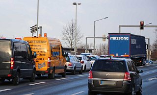 Für drei Wochen wird die Ampelanlage an der Kreuzung Frankfurter Weg/Bahnhofstraße abgeschaltet. (Archivbild) - Holger Kosbab Für drei Wochen wird die Ampelanlage an der Kreuzung Frankfurter Weg/Bahnhofstraße abgeschaltet. (Archivbild) - Holger Kosbab