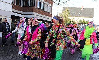 Rund 40 Fußgruppen und Wagen zogen im Rosenmontagszug von Rheda nach Wiedenbrück. - Marion Pokorra-Brockschmidt Rund 40 Fußgruppen und Wagen zogen im Rosenmontagszug von Rheda nach Wiedenbrück. - Marion Pokorra-Brockschmidt