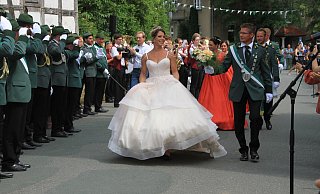 Die Majestäten Tanja und Dennis Spier standen im Mittelpunkt des Eversener Festumzuges. - Madita Schellenberg Die Majestäten Tanja und Dennis Spier standen im Mittelpunkt des Eversener Festumzuges. - Madita Schellenberg