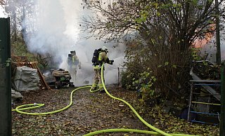Einsatzkräfte der Warburger Feuer löschen eine brennende Gartenhütte in der Kleingartenanlage Bornebrede. - Dieter Scholz Einsatzkräfte der Warburger Feuer löschen eine brennende Gartenhütte in der Kleingartenanlage Bornebrede. - Dieter Scholz