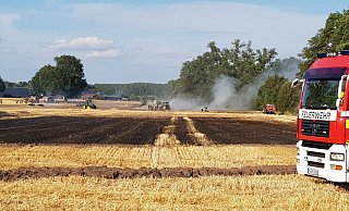 Die Feuerwehr löscht den Brand auf einem Feld in Rietberg. - Andreas Eickhoff Die Feuerwehr löscht den Brand auf einem Feld in Rietberg. - Andreas Eickhoff
