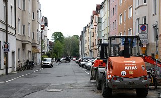 Laut Amtsgericht ist die Tempomessung durch Blitzer Bernhard (hinten) anfechtbar, wenn immer wieder Bagger die Sicht auf das Verkehrsschild „verkehrsberuhigte Zone“ (vorne) verdecken. - Jens Reichenbach Laut Amtsgericht ist die Tempomessung durch Blitzer Bernhard (hinten) anfechtbar, wenn immer wieder Bagger die Sicht auf das Verkehrsschild „verkehrsberuhigte Zone“ (vorne) verdecken. - Jens Reichenbach