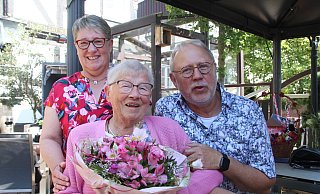 Die 100 Jahre alte Edith Heinisch mit ihren engsten Angehörigen, Bernadette und Herbert Merfeld. - Burkhard Battran Die 100 Jahre alte Edith Heinisch mit ihren engsten Angehörigen, Bernadette und Herbert Merfeld. - Burkhard Battran