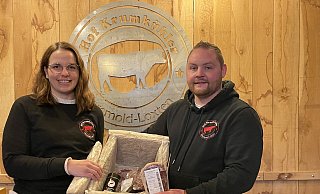 Karin Richter und Ulli Krumkühler verschicken Premiumfleisch vom Angusrind von ihrem Versmolder Hof zu Kunden in ganz Deutschland. - Tasja Klusmeyer Karin Richter und Ulli Krumkühler verschicken Premiumfleisch vom Angusrind von ihrem Versmolder Hof zu Kunden in ganz Deutschland. - Tasja Klusmeyer